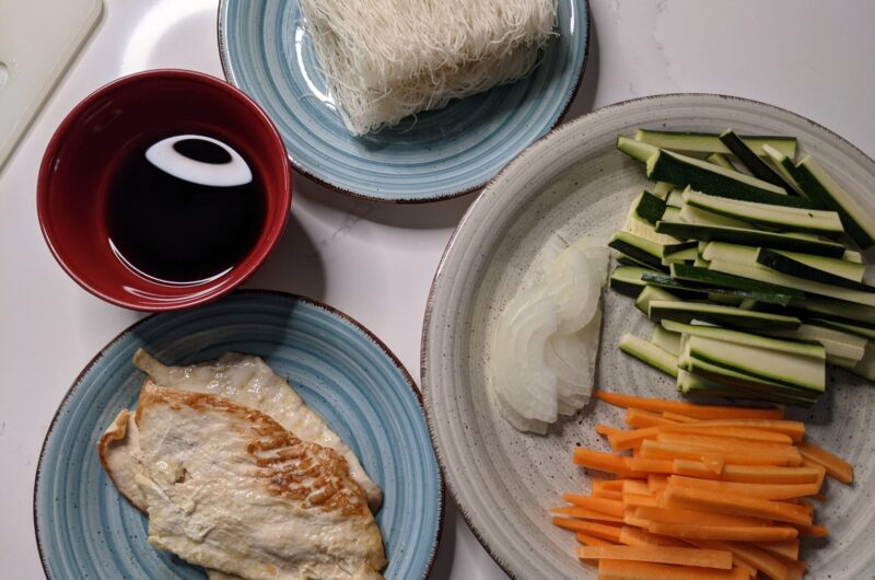 NOODLES CON VERDURE E CARNE BIANCA